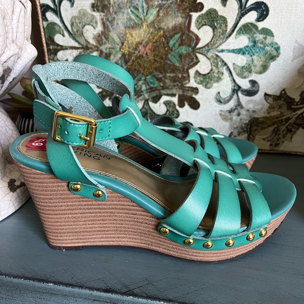 NEW AMERICAN LIVING ABALINE SHOES WITH GOLD STUD ACCENT